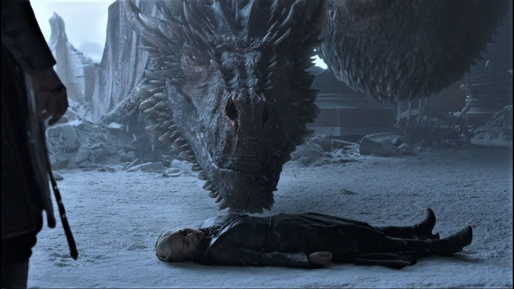 Верный дракон Дрогон забирает тело Дейнерис и улетает прочь