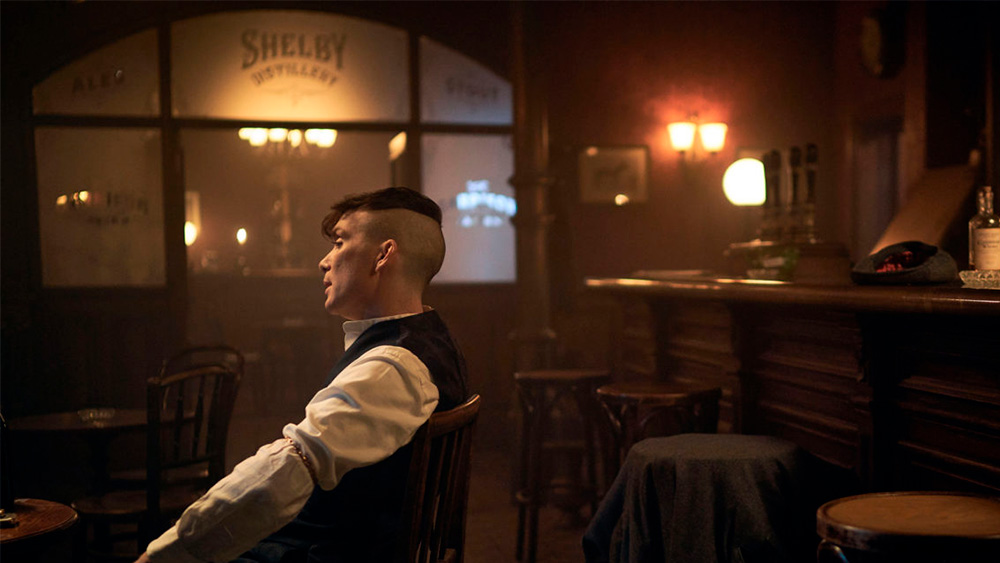 Томас Шелби в баре, кадр из сериала