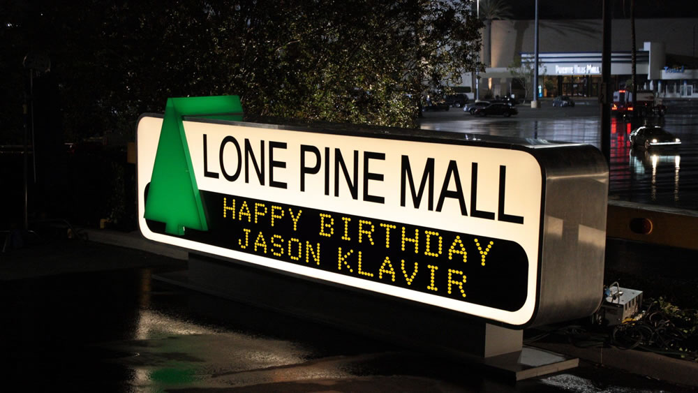 Название торгового центра меняется с Twin Pines Mall на Lone Pine Mall