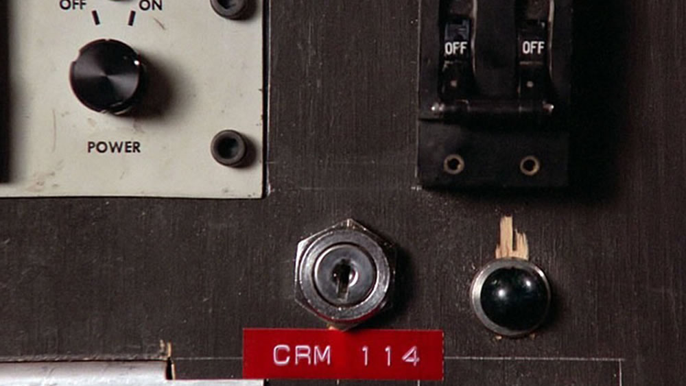 Марти вставляет ключ и поворачивает его в замке зажигания с надписью CRM 114